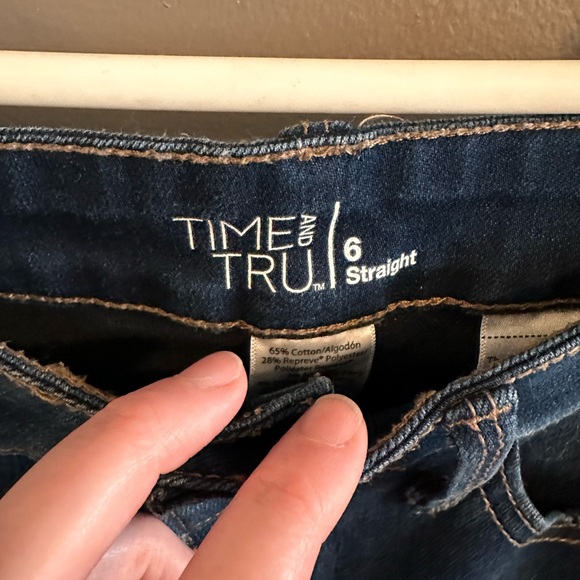 Time and Tru size 6 straight leg jeans - dark wash - Picture 2 of 9
